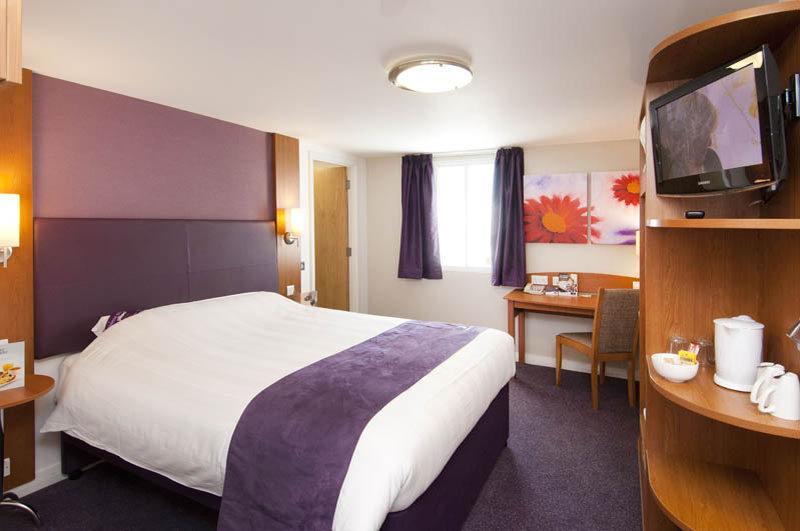 Premier Inn Cardiff City South Экстерьер фото