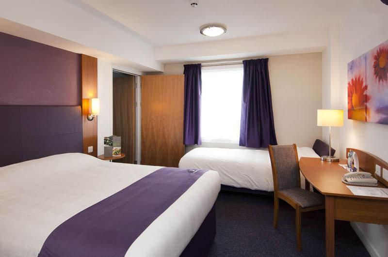 Premier Inn Cardiff City South Экстерьер фото