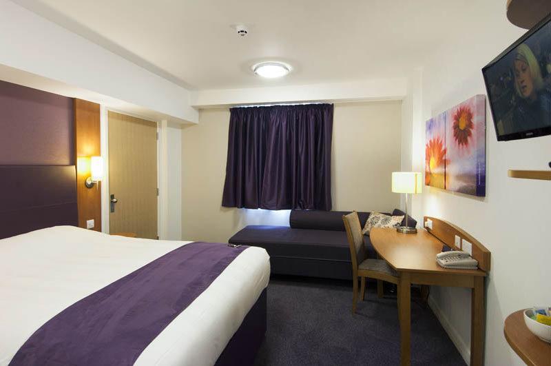 Premier Inn Cardiff City South Экстерьер фото