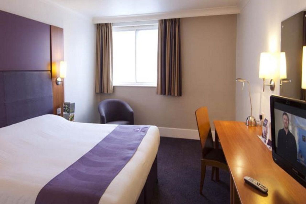 Premier Inn Cardiff City South Экстерьер фото